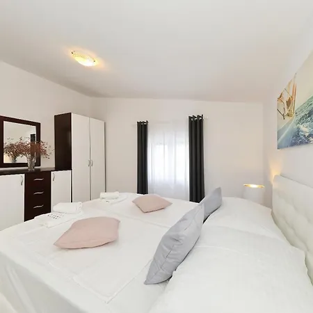 公寓 Rosini, 300m From The With Shared Tavern And Bikes, 宁