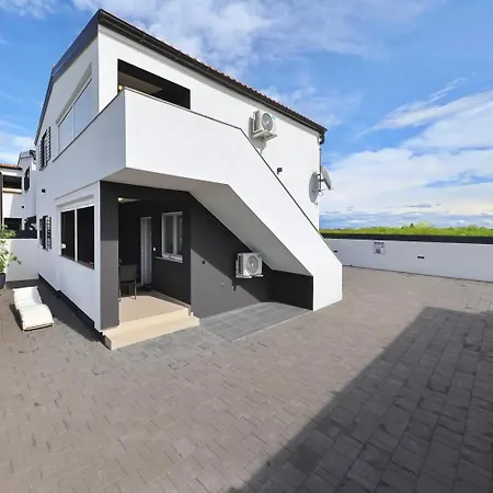 Apartment Rosini, 300m From The With Shared Tavern And Bikes, *