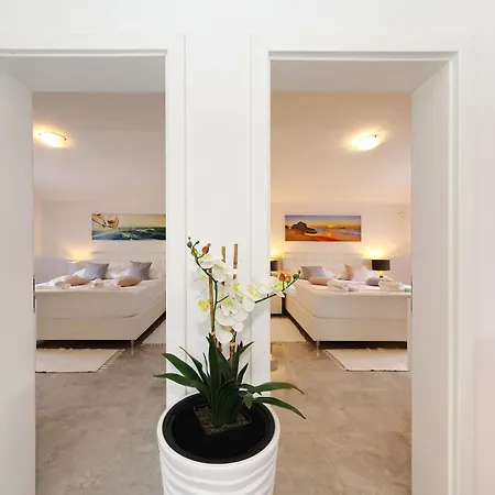 Apartment Rosini, 300m From The With Shared Tavern And Bikes, Nin