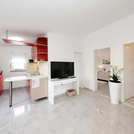 Apartment Rosini, 300m From The With Shared Tavern And Bikes, *