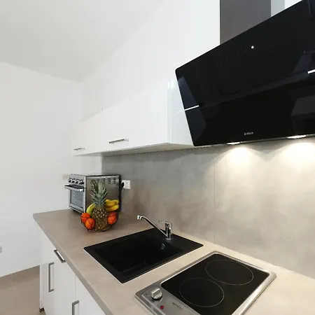 Apartamento Rosini, 300m From The With Shared Tavern And Bikes, Nin