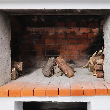 Apartment Rosini, 300m From The With Shared Tavern And Bikes,