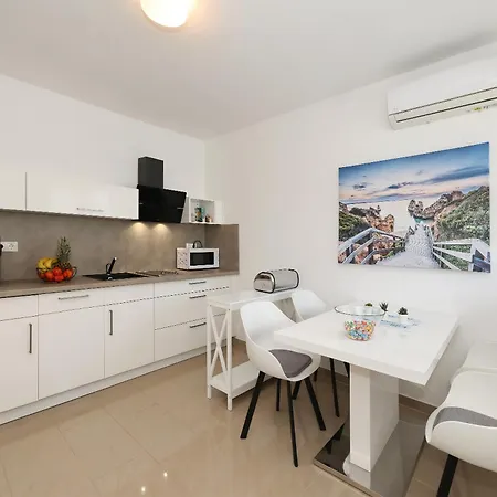 Rosini, 300m From The With Shared Tavern And Bikes, * Nin