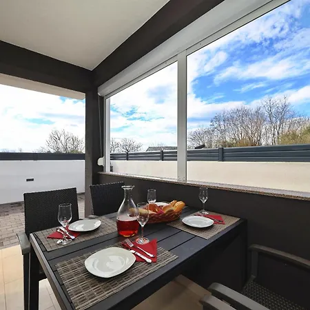 Apartment Rosini, 300m From The With Shared Tavern And Bikes,