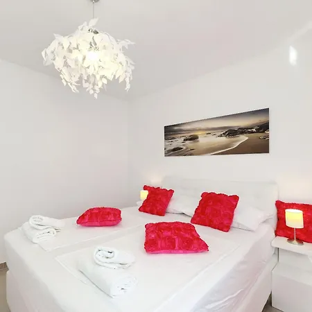 Apartment Rosini, 300m From The With Shared Tavern And Bikes, Nin