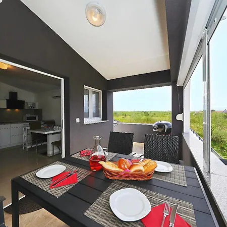 Rosini, 300m From The With Shared Tavern And Bikes, Nin