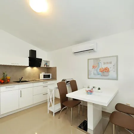 Rosini, 300m From The With Shared Tavern And Bikes, * Nin