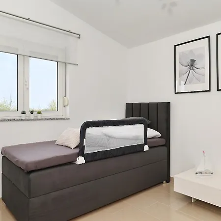 Rosini, 300m From The With Shared Tavern And Bikes, Apartment