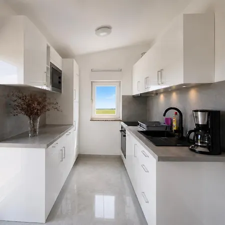 Rosini, 300m From The With Shared Tavern And Bikes, * Nin