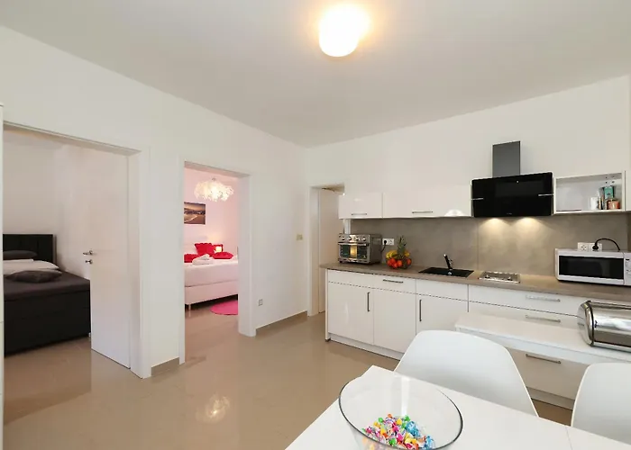 Rosini, 300m From The With Shared Tavern And Bikes, Nin