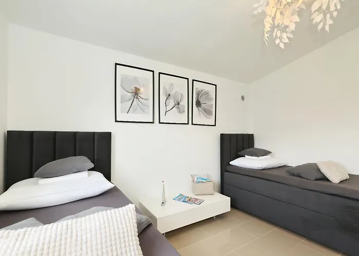 Rosini, 300m From The With Shared Tavern And Bikes, * Nin