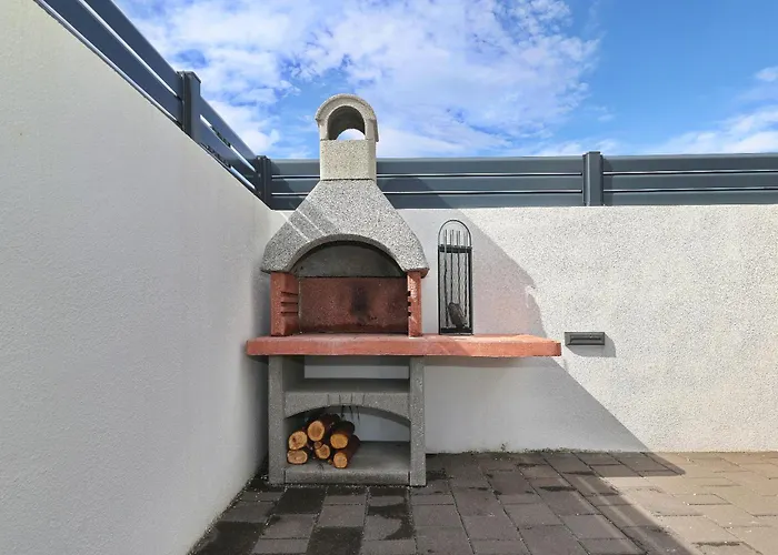 Rosini, 300m From The With Shared Tavern And Bikes, Daire