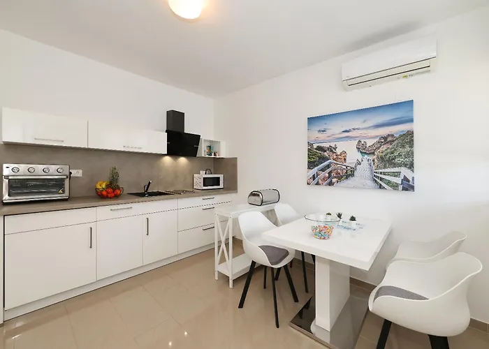 Rosini, 300m From The With Shared Tavern And Bikes, * Nin