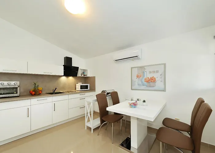 Rosini, 300m From The With Shared Tavern And Bikes, * Nin