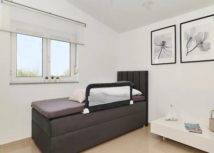 Rosini, 300m From The With Shared Tavern And Bikes, Daire