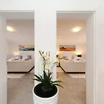 Apartment Rosini, 300m From The With Shared Tavern And Bikes, Nin