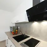 Apartment Rosini, 300m From The With Shared Tavern And Bikes, Nin