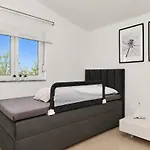 Apartment Rosini, 300m From The With Shared Tavern And Bikes, *