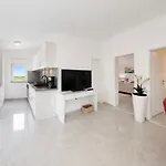 Apartment Rosini, 300m From The With Shared Tavern And Bikes, Nin