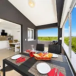 Rosini, 300m From The With Shared Tavern And Bikes, Apartment