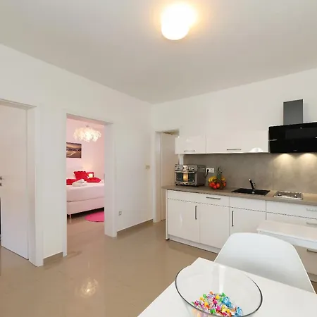 Rosini, 300m From The With Shared Tavern And Bikes, Nin