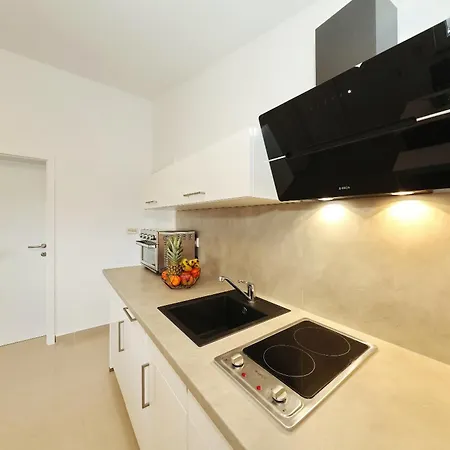 Rosini, 300m From The With Shared Tavern And Bikes, شقة نين