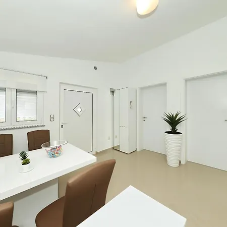 Rosini, 300m From The With Shared Tavern And Bikes, Nin