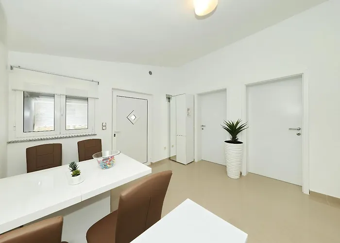 Rosini, 300m From The With Shared Tavern And Bikes, נין