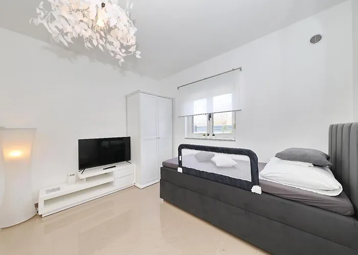 Rosini, 300m From The With Shared Tavern And Bikes,