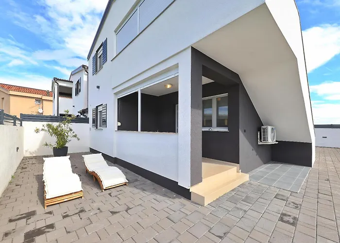 Rosini, 300m From The With Shared Tavern And Bikes, נין